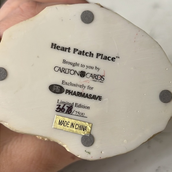 Vintage Limited Edition Heart Patch Place Young’s Incorporated Resin Bear - Picture 3 of 3